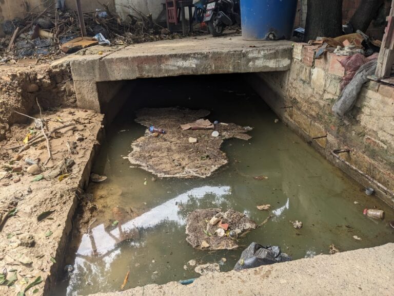 “Sigue el represamiento de agua”: Vecinos de Puente Tierra piden que se limpie el túnel completo