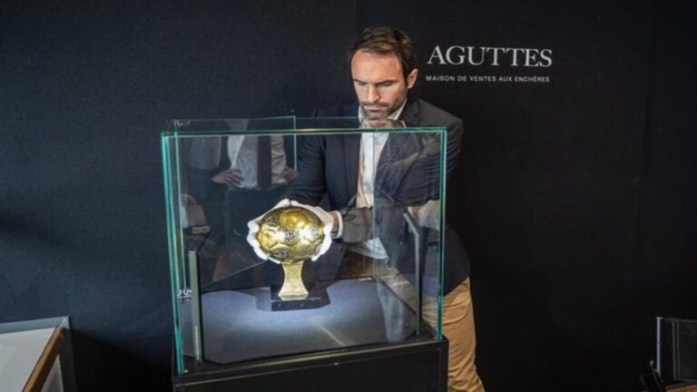 Tribunal francés autoriza subasta del Balón de Oro mundialista de Maradona