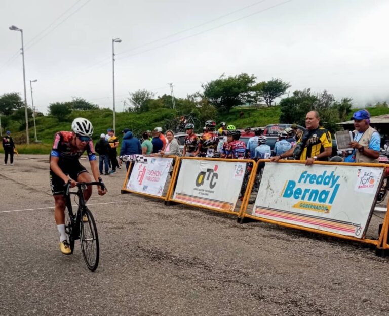 Eduin Torres devoró el reloj en la crono escalada del Tour Andina