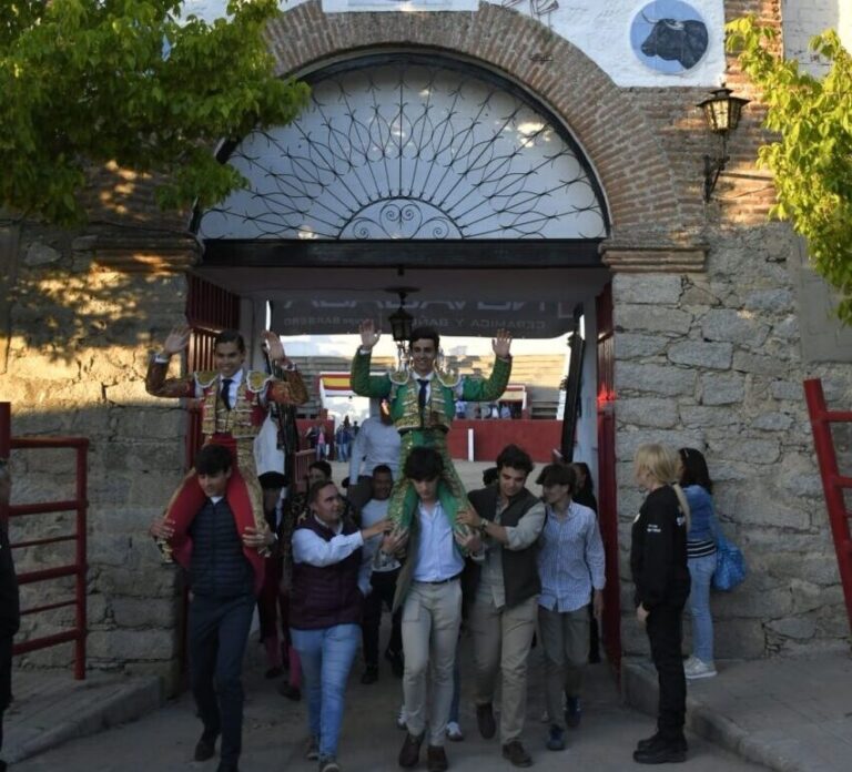 Rafael de La Cueva a hombros en España