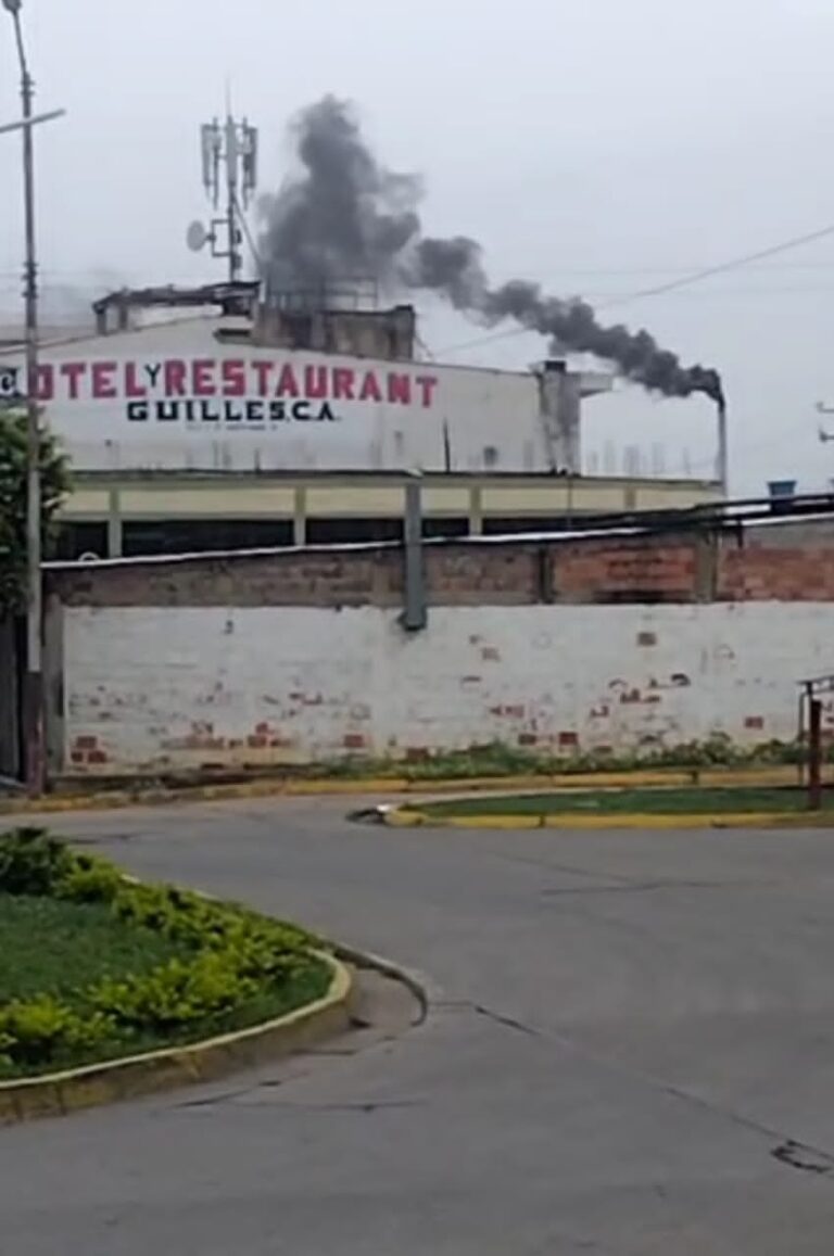 Aseguran sentirse afectados por humareda que sale de lavanderías en San Antonio