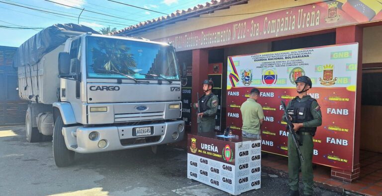 Decomisan 13 toneladas de carbón que se emplearían para el contrabando de extracción