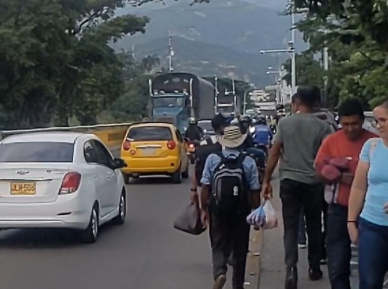 Se mantiene el paso de carga pesada por el Simón Bolívar