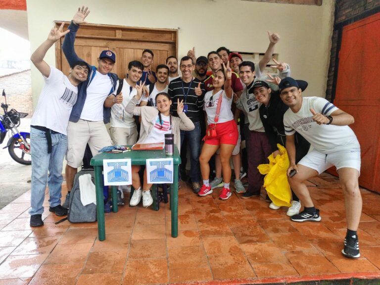 Unetenses conjugan academia, deporte y turismo en caminata recreativa