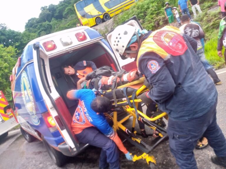 Choque entre una buseta y una camioneta dejó seis lesionados en la Troncal 5