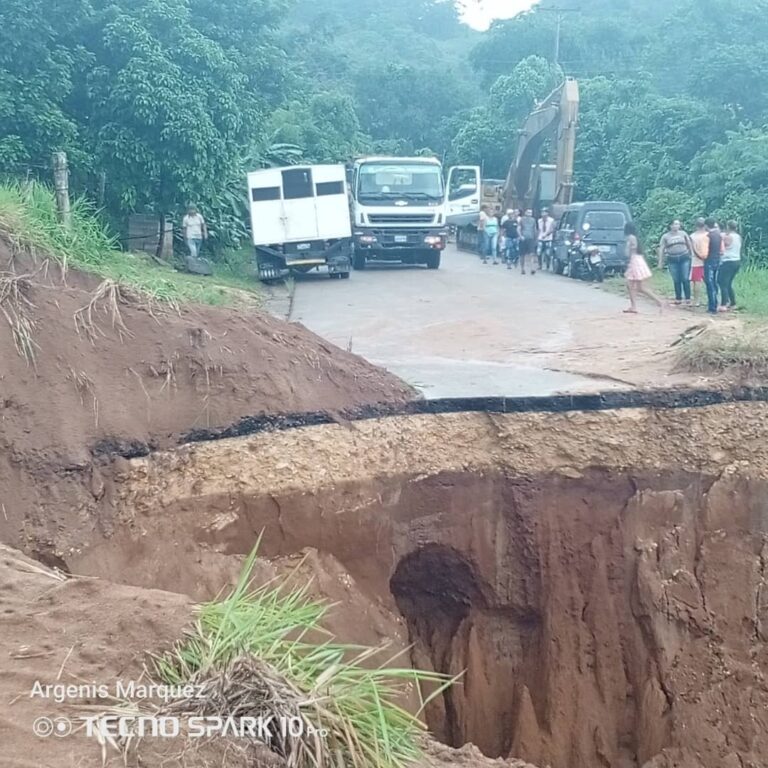Trabajan para restablecer el paso entre la Troncal 5 y Pregonero