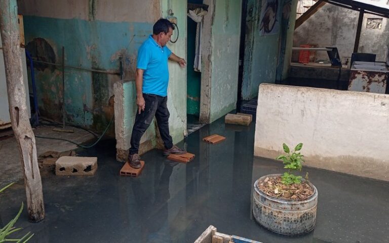 Sucre | Derrame de aguas servidas afecta unas 30 viviendas en Carúpano