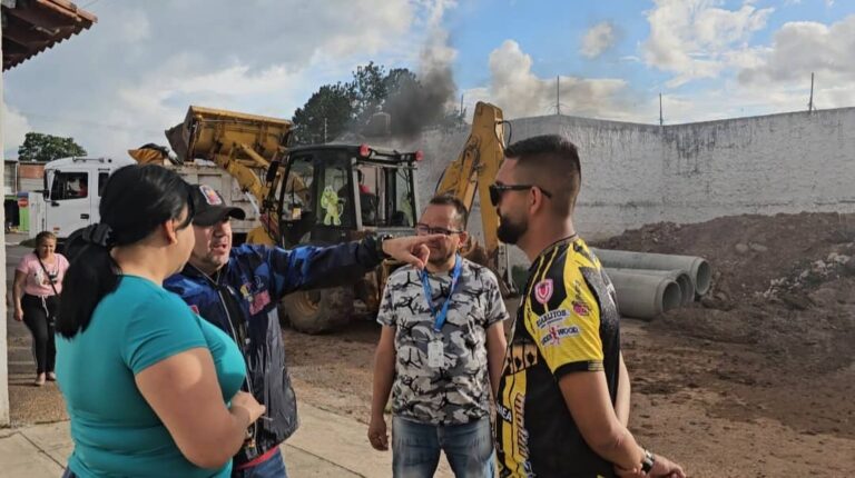 Alcaldía de SC repara colector de aguas servidas en la urbanización Mérida