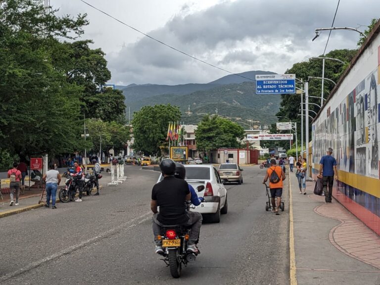 Más de 160 vehículos cruzan a Colombia cada 10 minutos por el puente Simón Bolívar