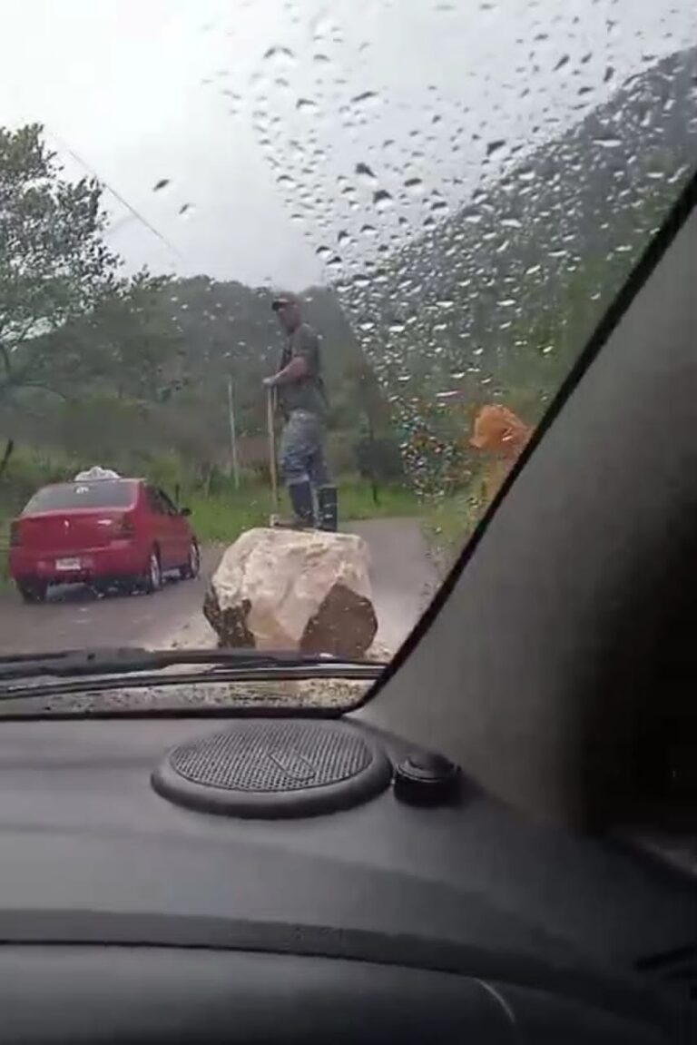 Comunidad trabaja en retirar roca de la vía Rubio – San Antonio