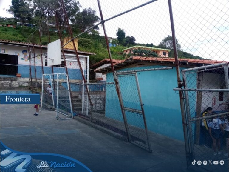 Malla a punto de caerse representa un peligro para estudiantes en Capacho Viejo