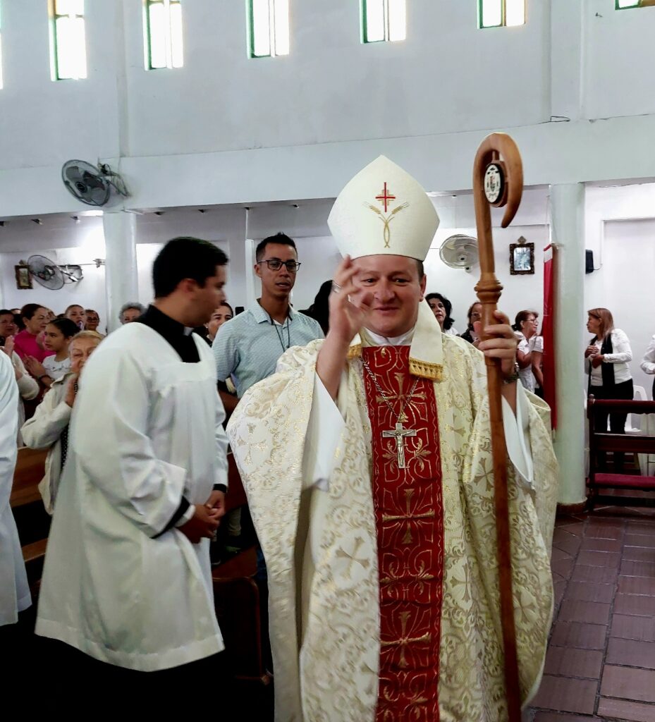 Monseñor Juan Alberto Ayala al ingresar al templo /Foto: Norma Pérez