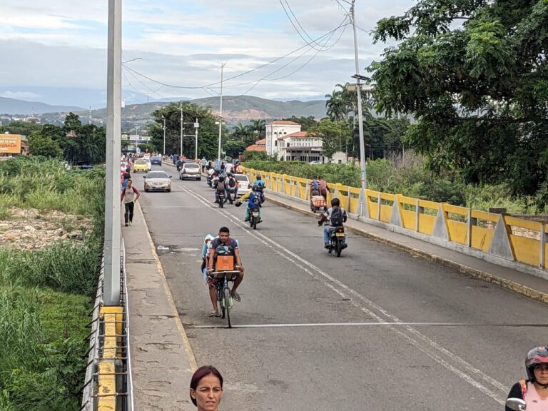 15 horas de dinamismo por el puente Simón Bolívar