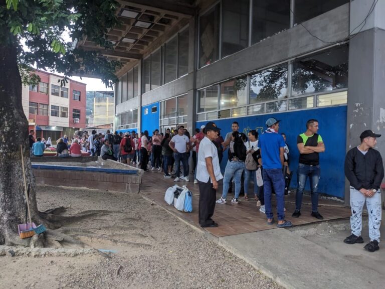 Un gentío en el Saime de la frontera
