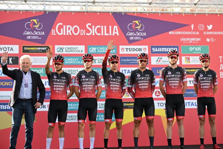 Diego Camargo (Petrolike-Sidermec) escolta al líder Rodrigo Contreras en la Vuelta a Colombia 2024