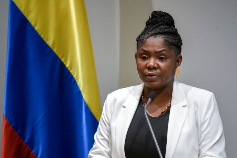 Padre de la vicepresidenta colombiana, sale ileso de un atentado