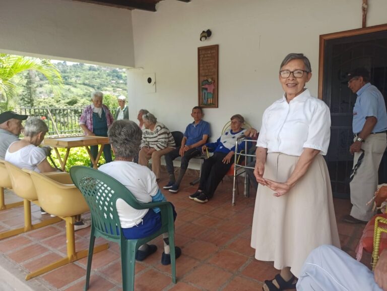 Los abuelitos del Centro Geriátrico Sagrada Familia nos necesitan