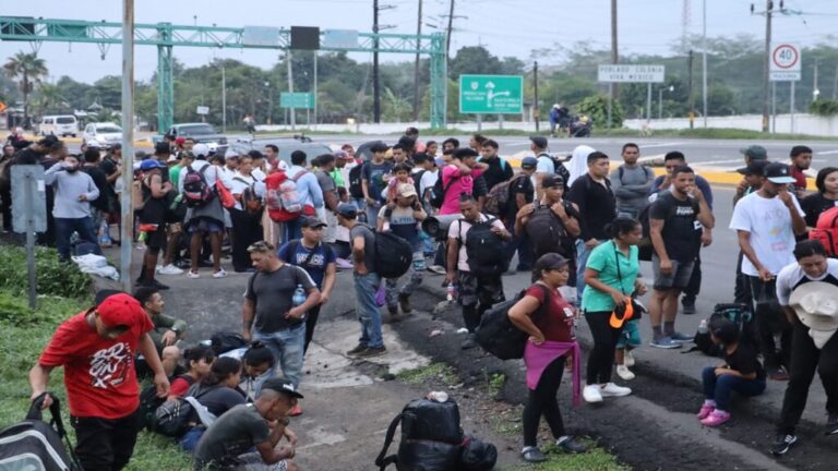 México frena a la caravana migrante en la frontera sur en víspera de la elección