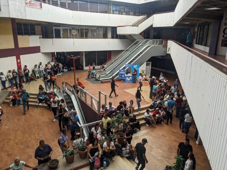 Nutrida asistencia al Saime de frontera por lunes festivo en Colombia