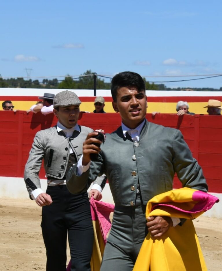 Oreja de peso para Random Miguel en Venta de Moro, Valencia