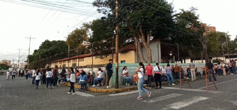 Con aplausos y entonando el Himno Nacional inició la jornada electoral en el centro y occidente de Venezuela