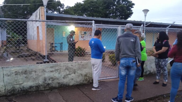 Denuncian que instalación de mesas comenzó antes de lo estipulado