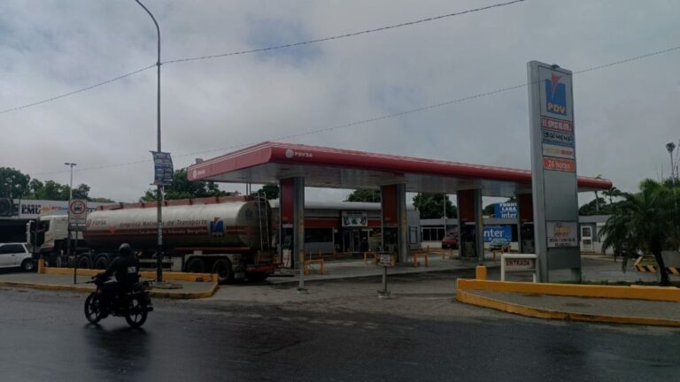 En Lara conductores padecen por colas de gasolina a pocos días de las elecciones