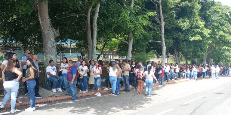 Filas desde antes del amanecer en Lobatera