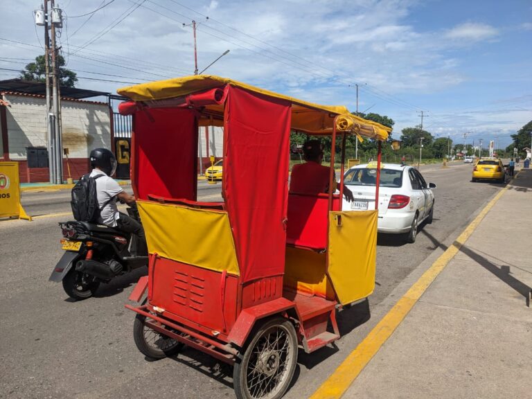 Un solo bicitaxi activo en el puente de Ureña