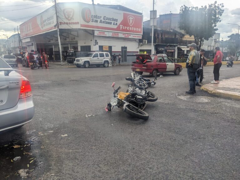 Choque entre dos motos en la avenida Venezuela de la frontera