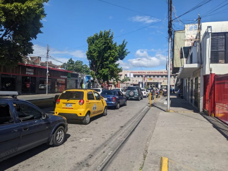 Cola para ingresar a Colombia