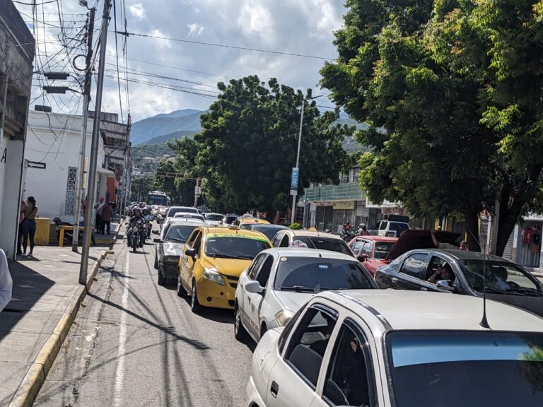 Gran movimiento de vehículos en frontera