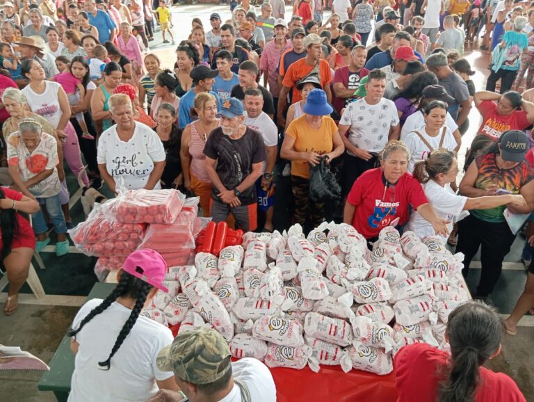 Más de 3 mil familias reciben 11 toneladas de proteína en El Palotal