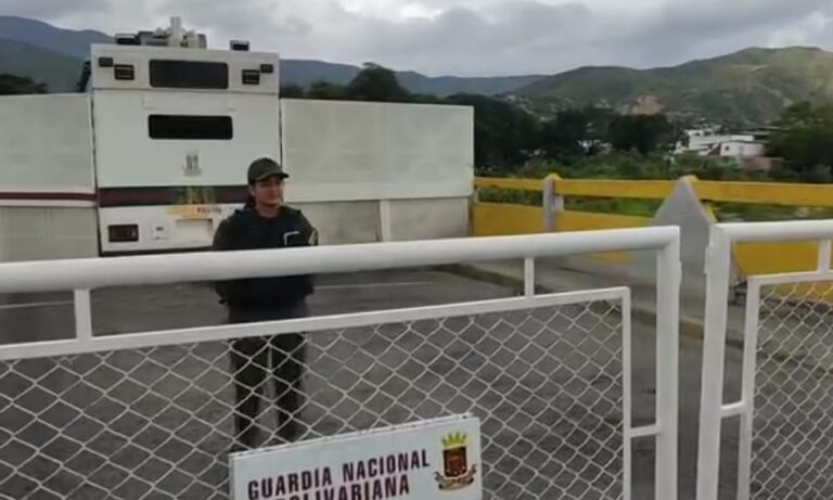 Así se encuentra el puente Simón Bolívar este 27Jul