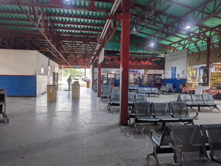 Sin presencia de pasajeros en el terminal de San Antonio