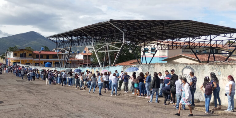 En Michelena filas bajo el fuerte sol