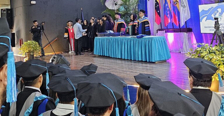 IESIP entrega títulos de Postgrado a más de 60 profesionales en su V Promoción