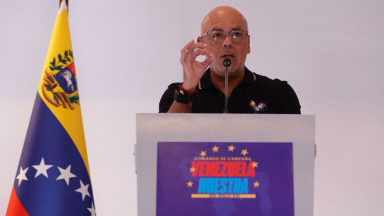 “Todas las encuestas dan ganador a Maduro”