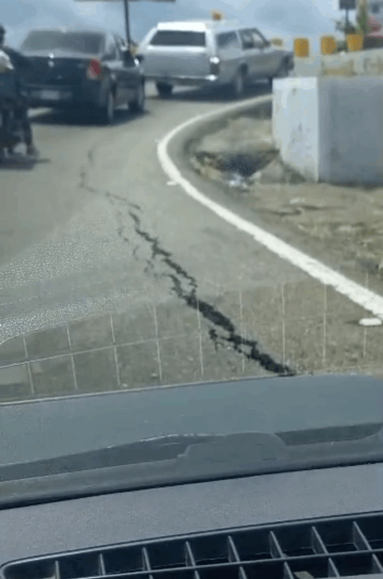 Profusas grietas en la vía principal de Capacho preocupan a conductores