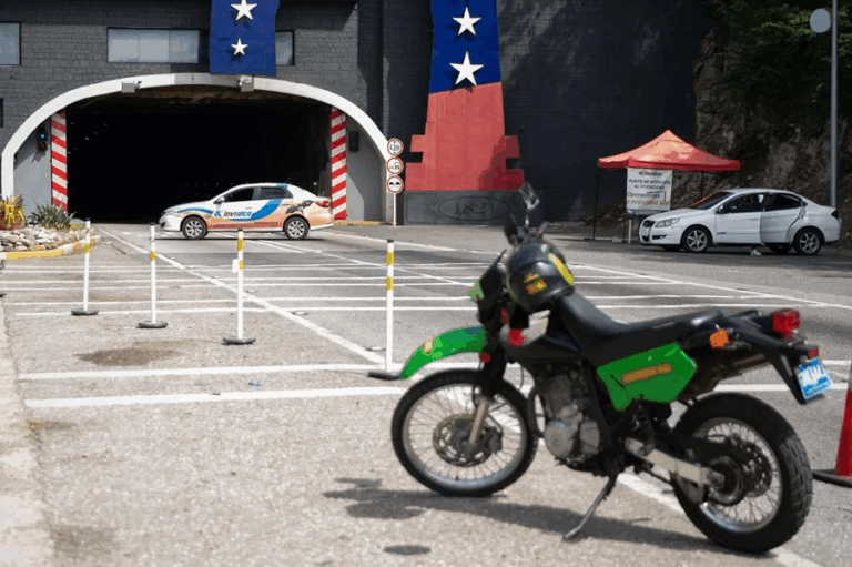 María Corina Machado sortea cierre de vías para asistir a un acto de campaña en Valencia