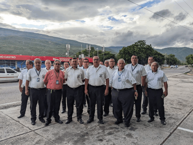 Taxistas de frontera afectados por la piratería y los Uber