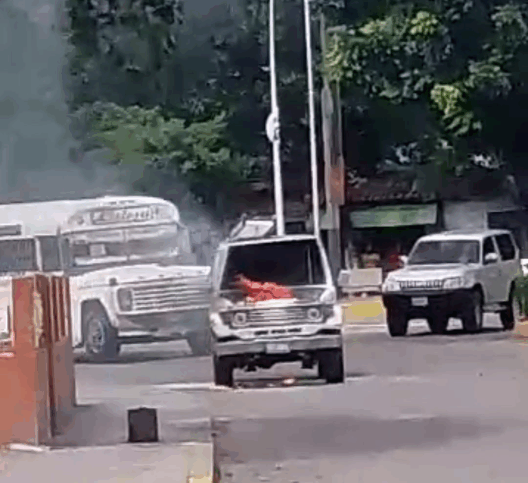 Se incendió carro institucional en San Antonio