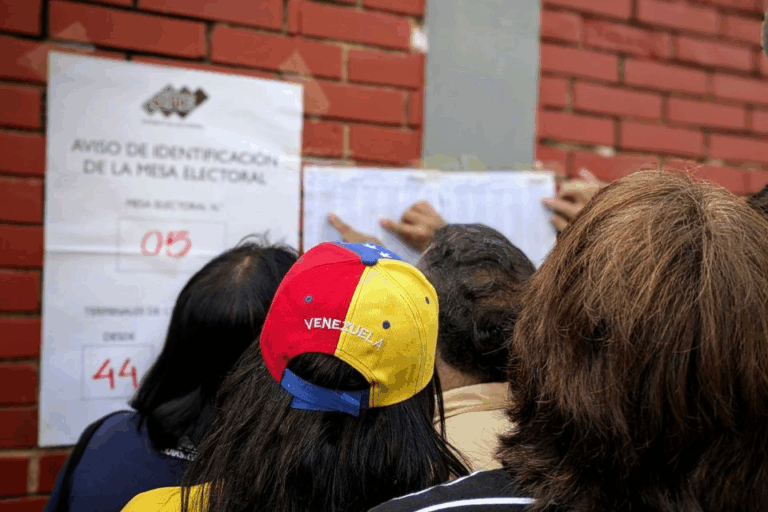 En Caracas entre retrasos y esperanza de cambio inició jornada electoral