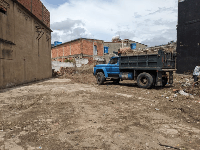 Limpian lote que usaban de «hotel» y de «baño público» en San Antonio