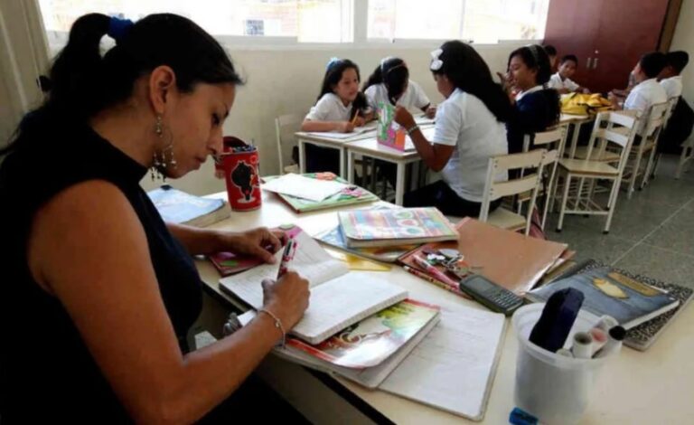 Alertan que déficit de docentes alcanza entre 50 % y 60 % en el país