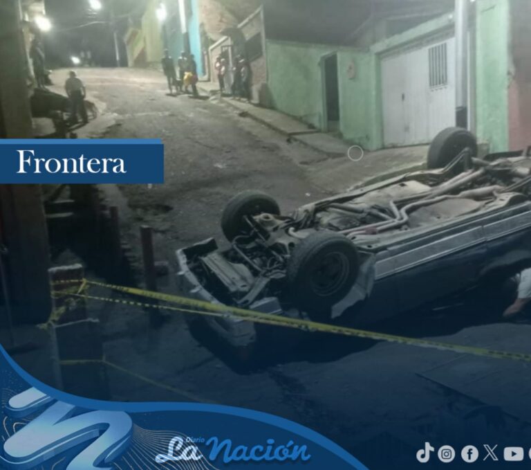 Vuelca carro en la rampa de desvío en Capacho Viejo