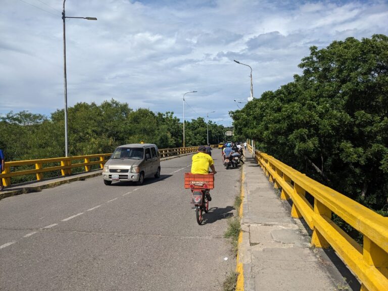 Ureñense suma más de 30 días con su moto retenida en Colombia