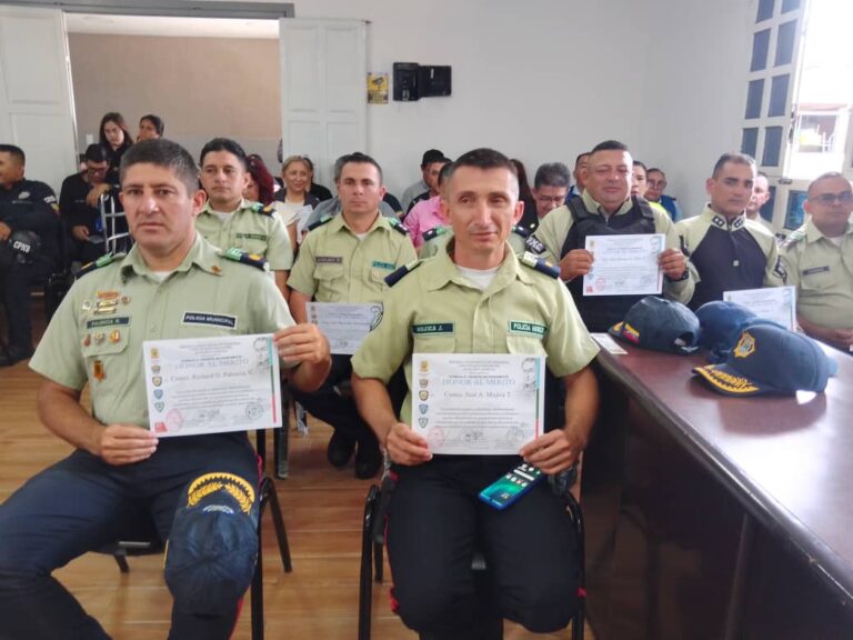 Reconocimientos a policías en Cárdenas