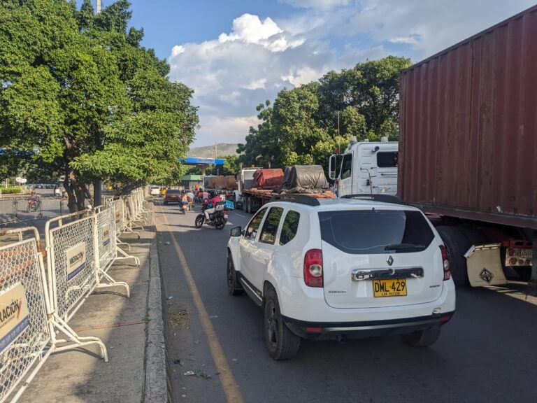 Gandolas a la espera para cruzar y un tránsito fluido en el puente Simón Bolívar