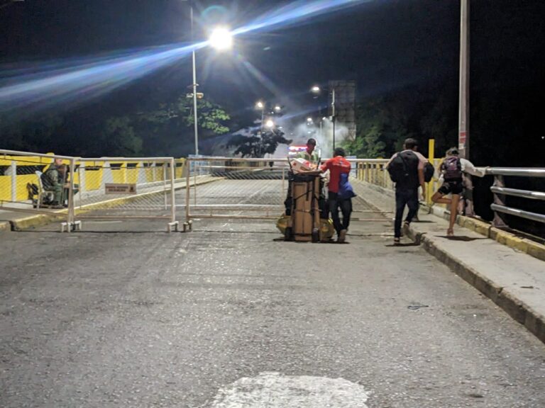 Retornar en medio de un puente desolado y con escasa seguridad